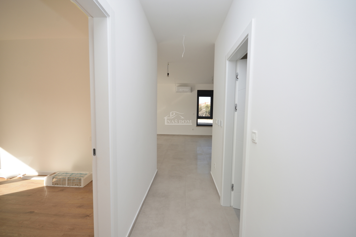 Appartamento di lusso con due camere da letto S1 con ampio giardino a Tribunj – 250 m dal mare