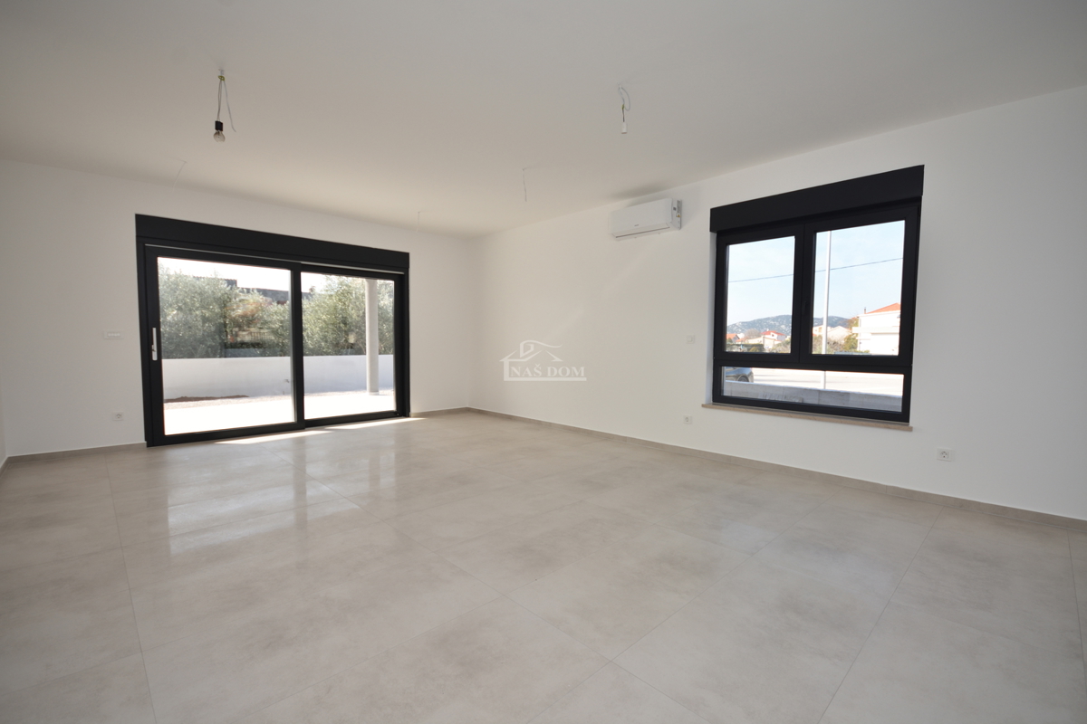 Appartamento di lusso con due camere da letto S1 con ampio giardino a Tribunj – 250 m dal mare