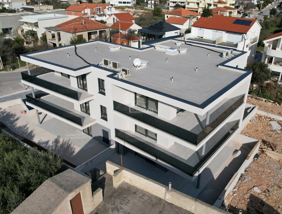 Appartamento di lusso con due camere da letto S1 con ampio giardino a Tribunj – 250 m dal mare