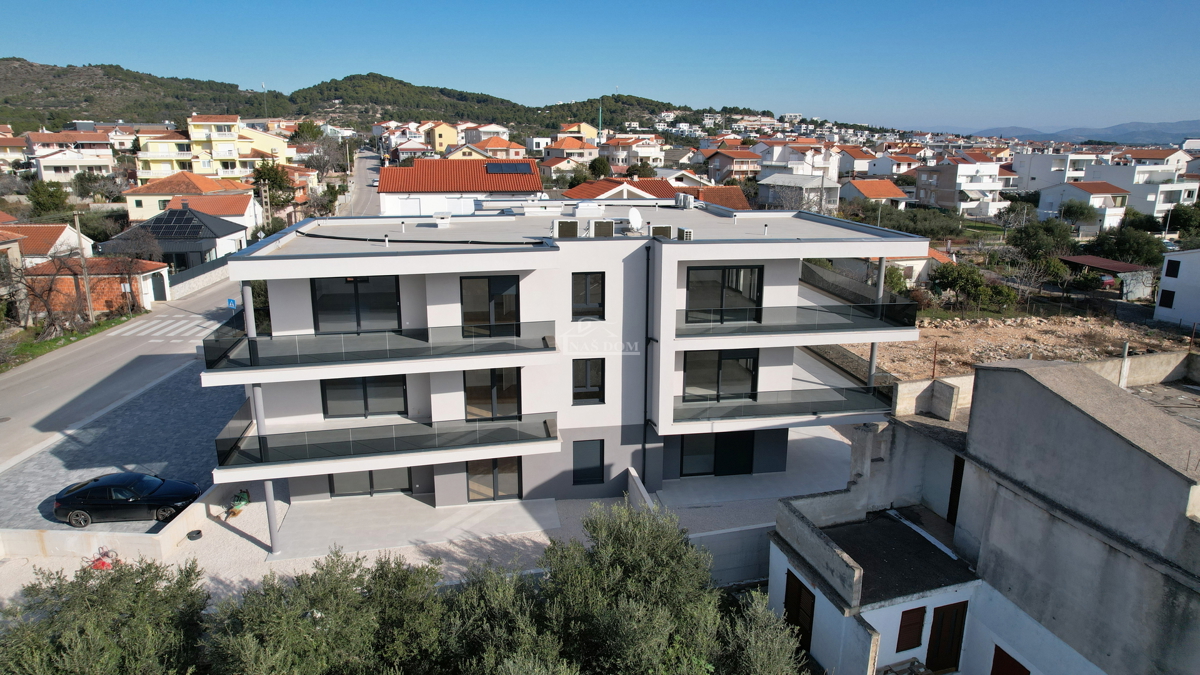 Appartamento di lusso con due camere da letto S1 con ampio giardino a Tribunj – 250 m dal mare