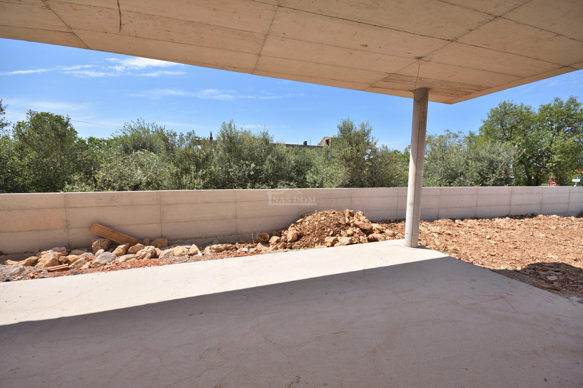 Appartamento di lusso con due camere da letto S1 con ampio giardino a Tribunj – 250 m dal mare