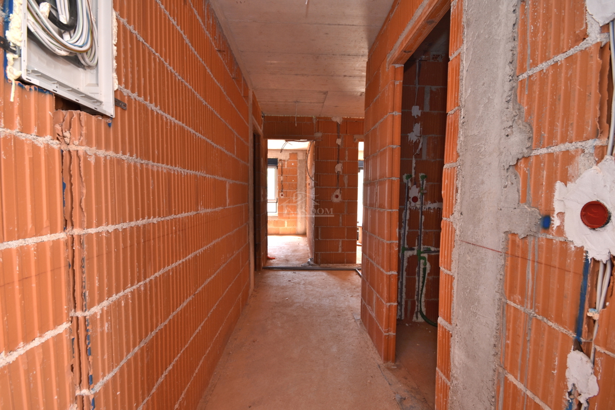 Appartamento di lusso con due camere da letto S1 con ampio giardino a Tribunj – 250 m dal mare