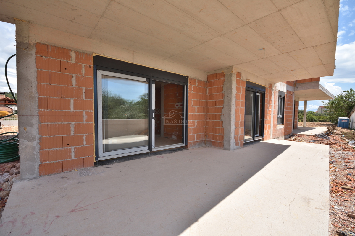 Appartamento di lusso con due camere da letto S1 con ampio giardino a Tribunj – 250 m dal mare