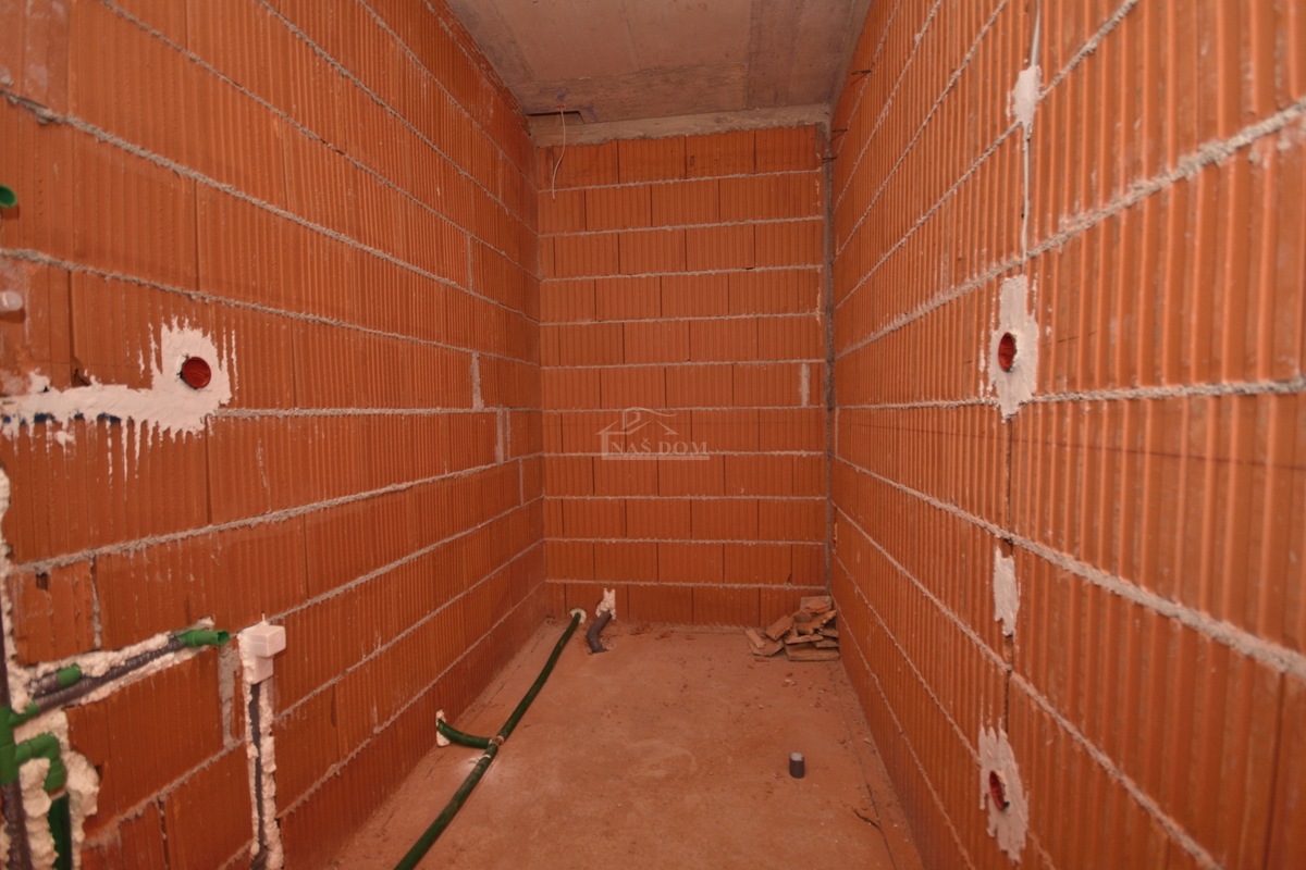 Appartamento di lusso con due camere da letto S1 con ampio giardino a Tribunj – 250 m dal mare