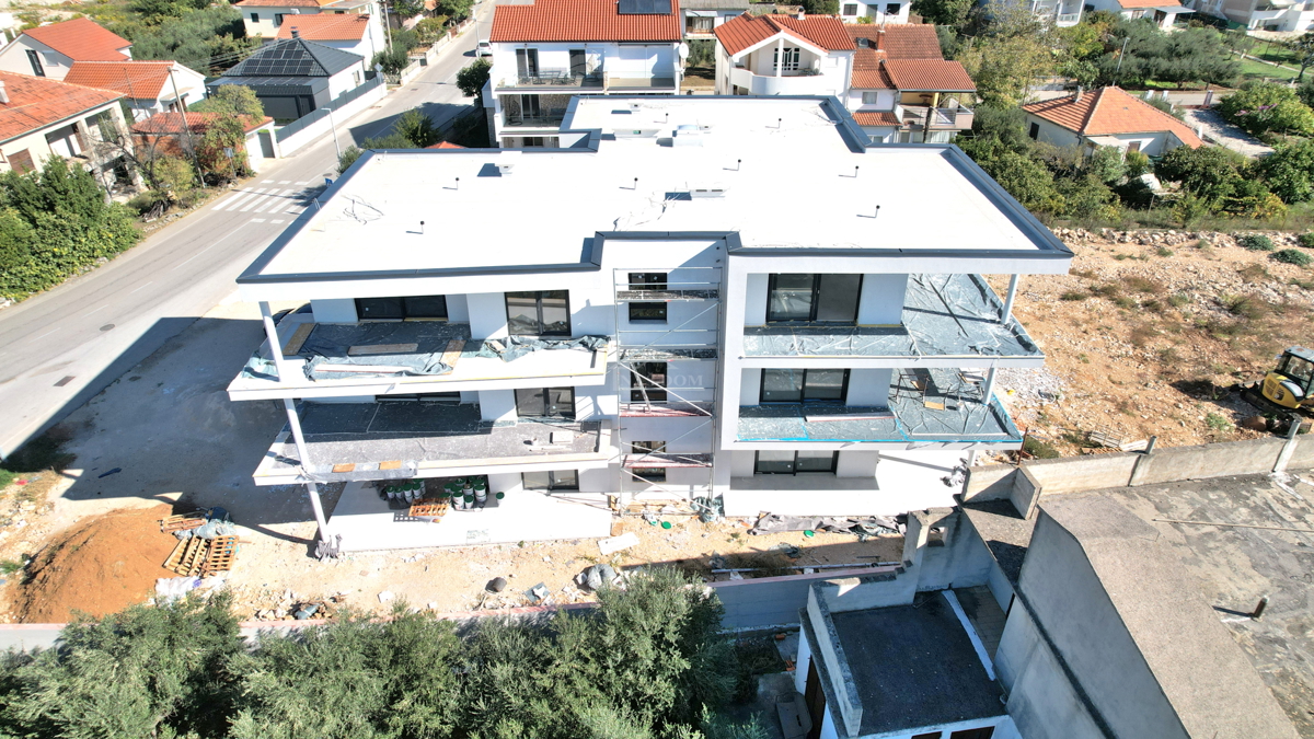 Appartamento di lusso con due camere da letto S1 con ampio giardino a Tribunj – 250 m dal mare