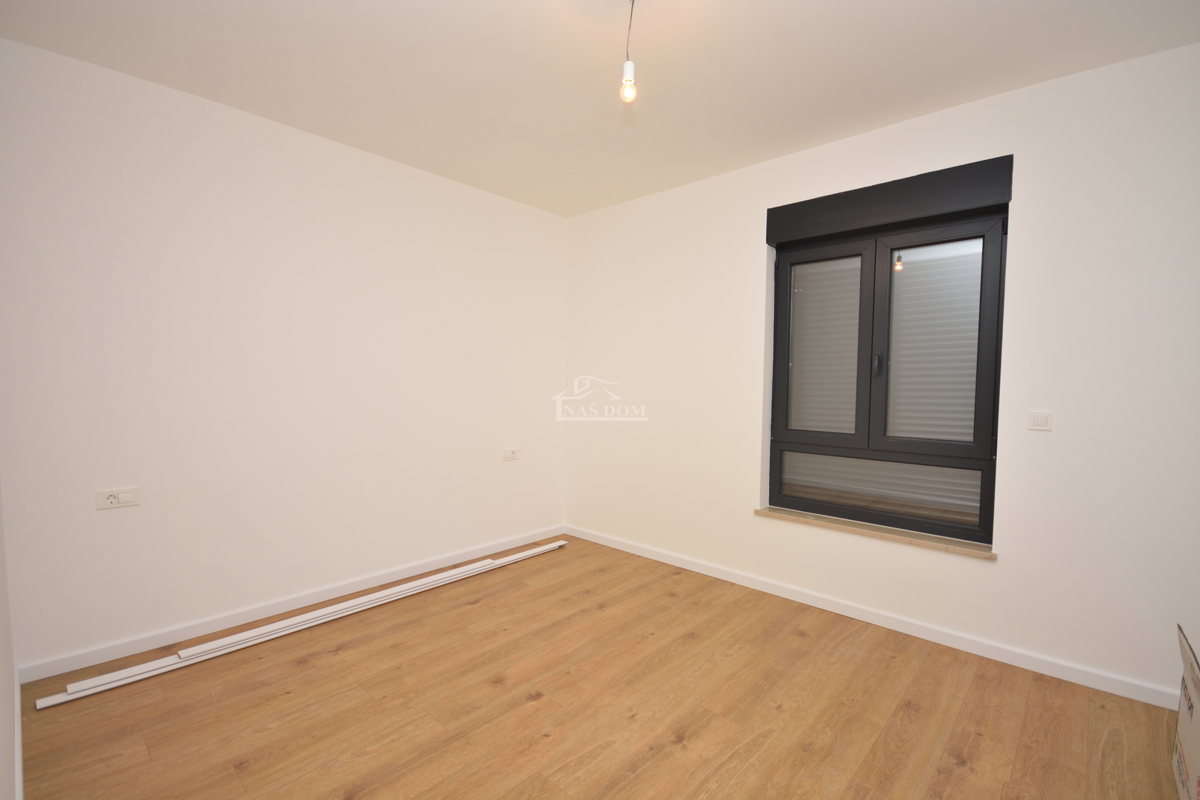 Appartamento di lusso con due camere da letto S1 con ampio giardino a Tribunj – 250 m dal mare