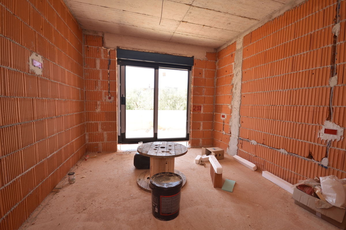 Appartamento di lusso con due camere da letto S1 con ampio giardino a Tribunj – 250 m dal mare