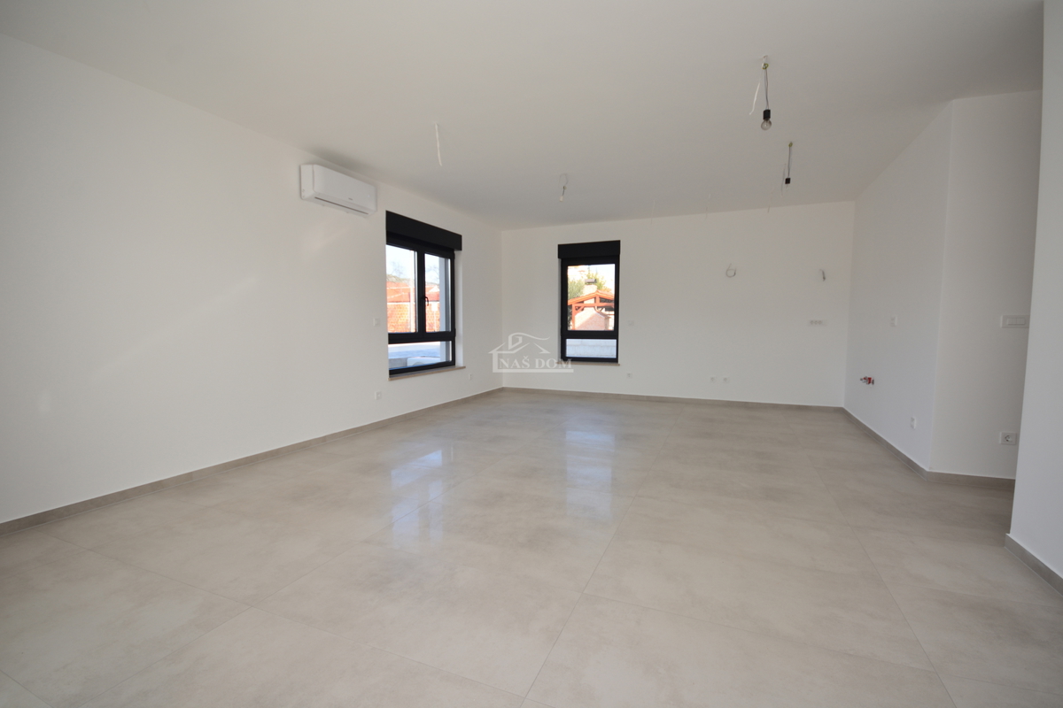 Appartamento di lusso con due camere da letto S1 con ampio giardino a Tribunj – 250 m dal mare