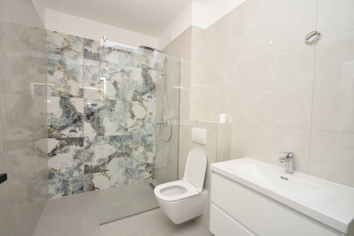 Appartamento di lusso con due camere da letto S1 con ampio giardino a Tribunj – 250 m dal mare