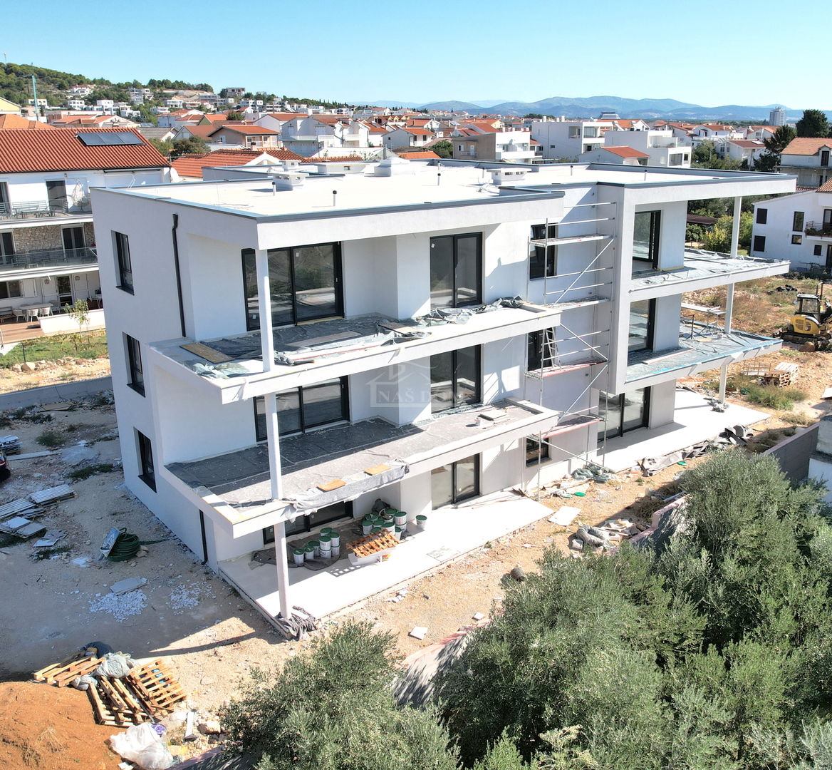 Appartamento di lusso con due camere da letto S1 con ampio giardino a Tribunj – 250 m dal mare