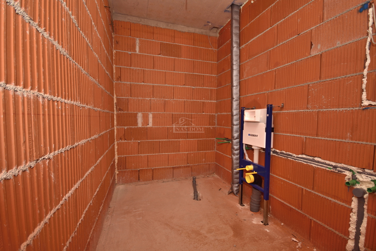 Appartamento di lusso con due camere da letto S1 con ampio giardino a Tribunj – 250 m dal mare