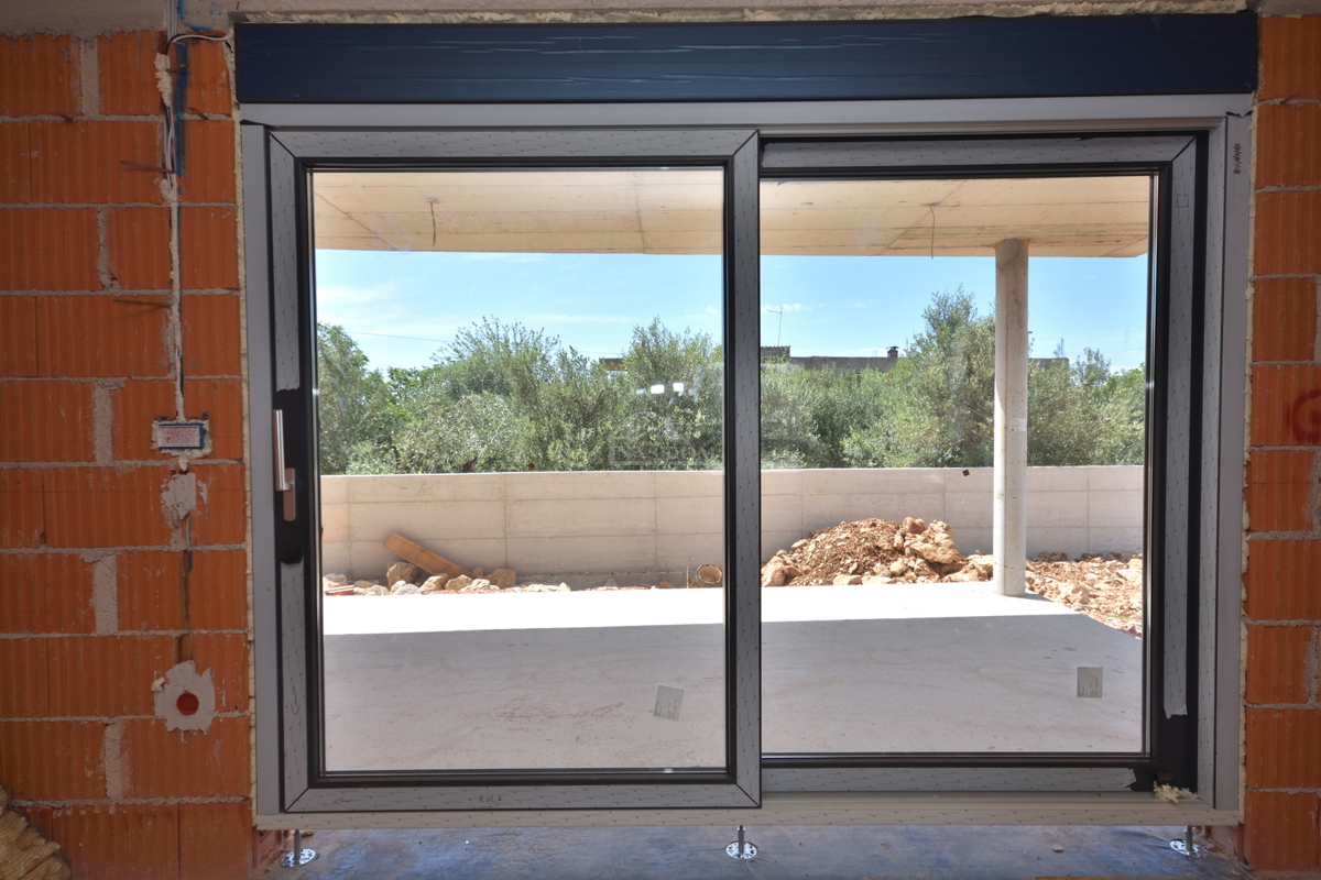 Appartamento di lusso con due camere da letto S1 con ampio giardino a Tribunj – 250 m dal mare