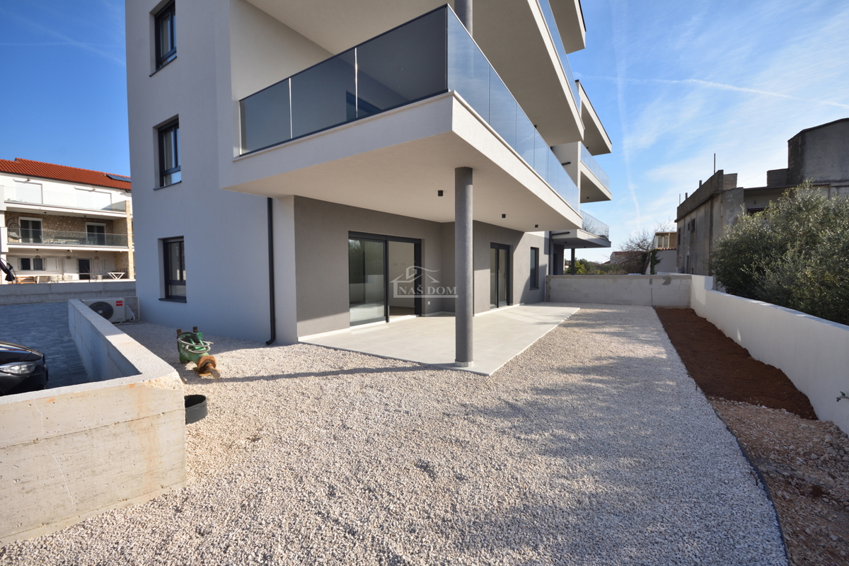 Appartamento di lusso con due camere da letto S1 con ampio giardino a Tribunj – 250 m dal mare