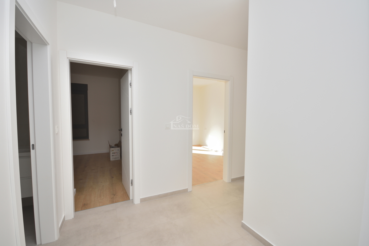 Appartamento di lusso con due camere da letto S1 con ampio giardino a Tribunj – 250 m dal mare