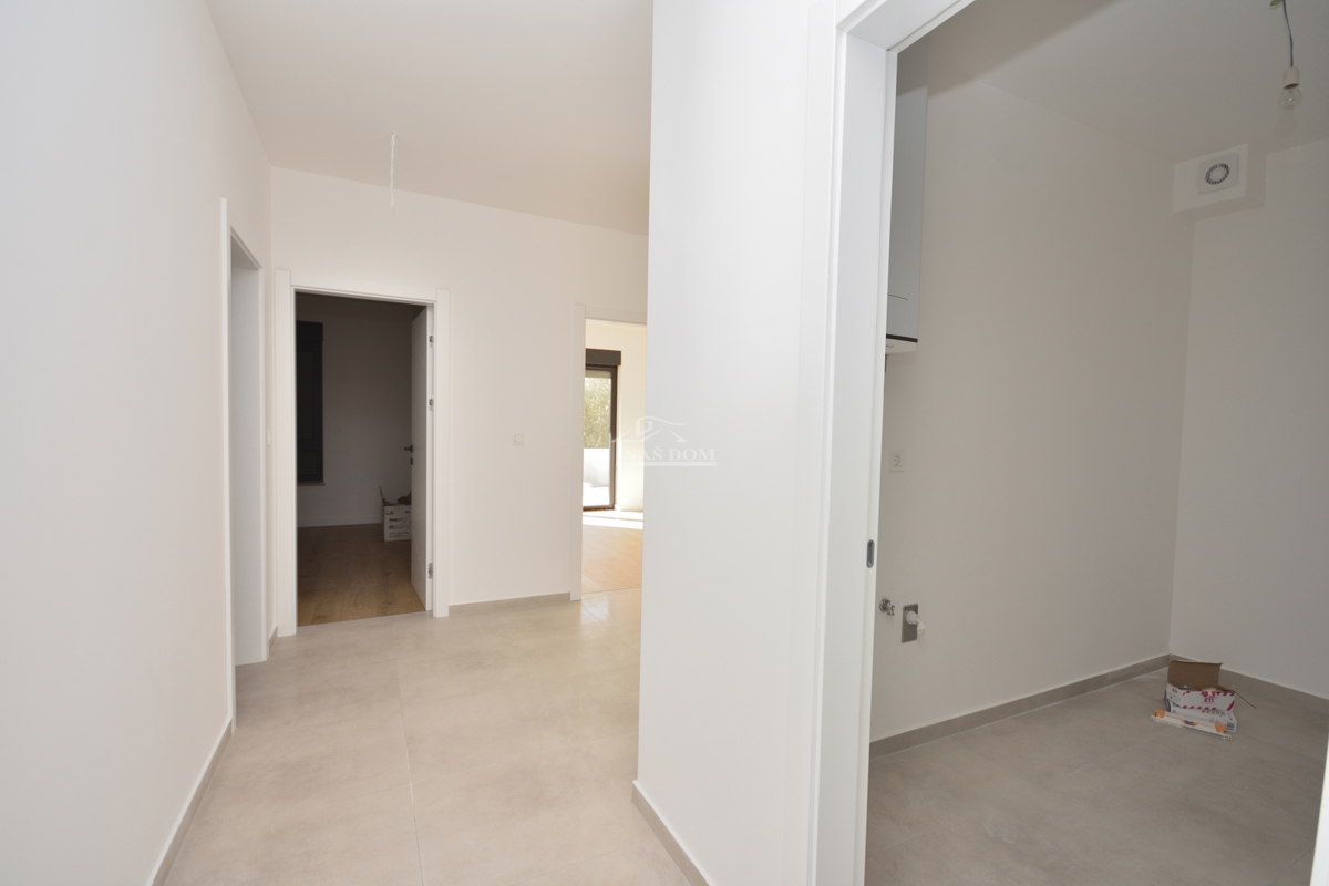 Appartamento di lusso con due camere da letto S1 con ampio giardino a Tribunj – 250 m dal mare