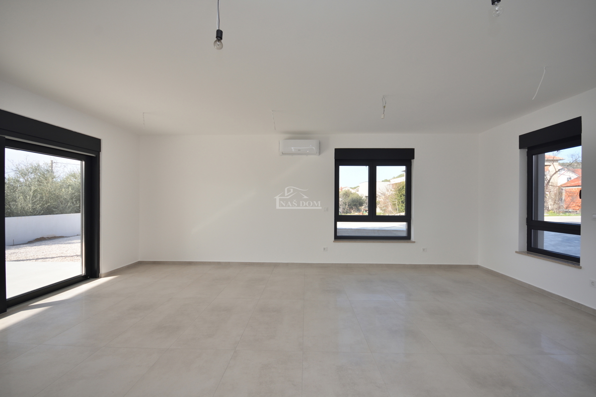Appartamento di lusso con due camere da letto S1 con ampio giardino a Tribunj – 250 m dal mare