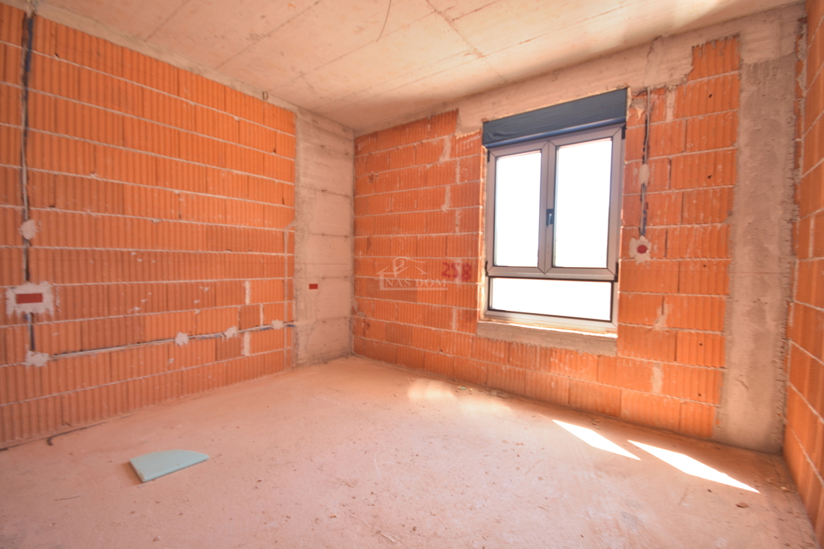 Appartamento di lusso con due camere da letto S1 con ampio giardino a Tribunj – 250 m dal mare