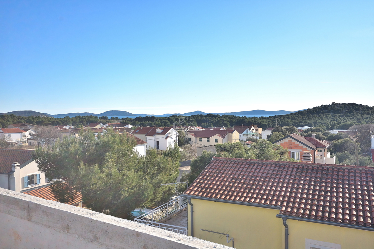 TRIBUNJ, SOVLJE - appartamento su due piani con vista mare