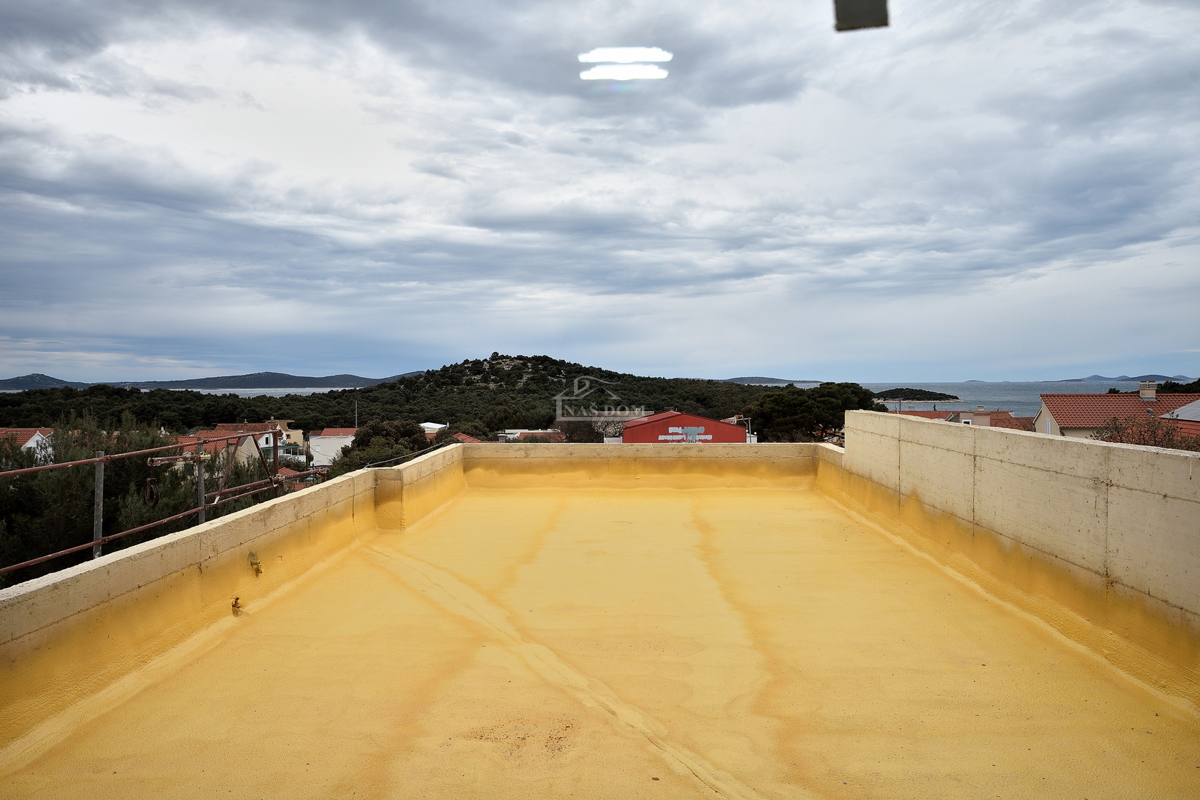 TRIBUNJ, SOVLJE - appartamento su due piani con vista mare