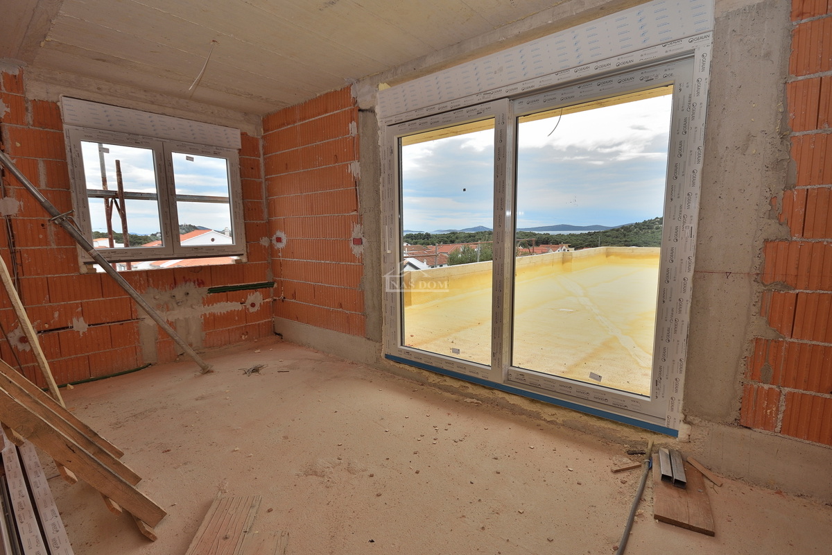 TRIBUNJ, SOVLJE - appartamento su due piani con vista mare