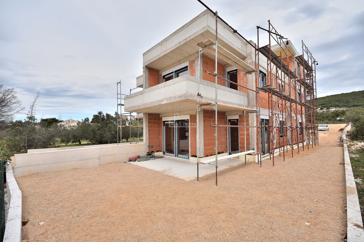 TRIBUNJ, SOVLJE - appartamento su due piani con vista mare