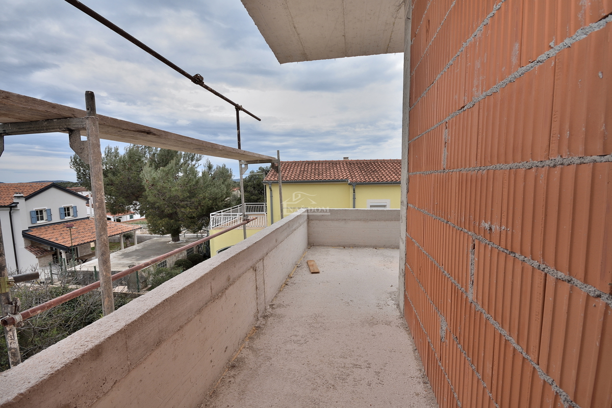 TRIBUNJ, SOVLJE - appartamento su due piani con vista mare