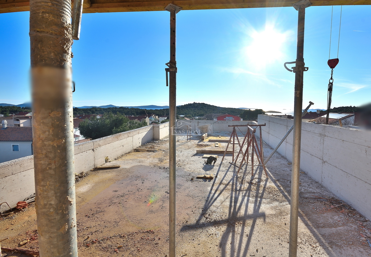 TRIBUNJ, SOVLJE - appartamento su due piani con vista mare