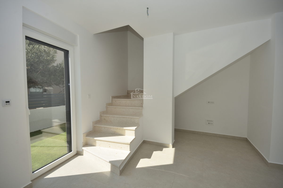 Žaborić - Doppia casa S2, a 70 m dal mare, nuova costruzione con giardino e terrazza