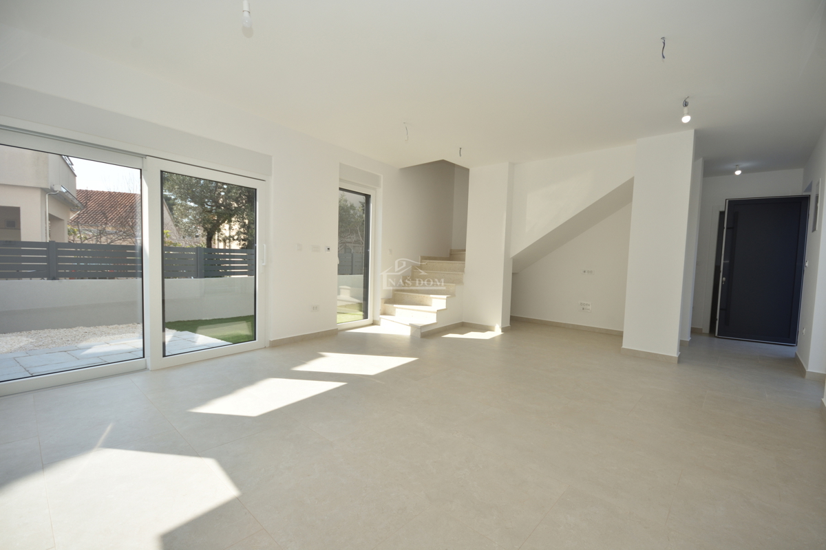 Žaborić - Doppia casa S2, a 70 m dal mare, nuova costruzione con giardino e terrazza