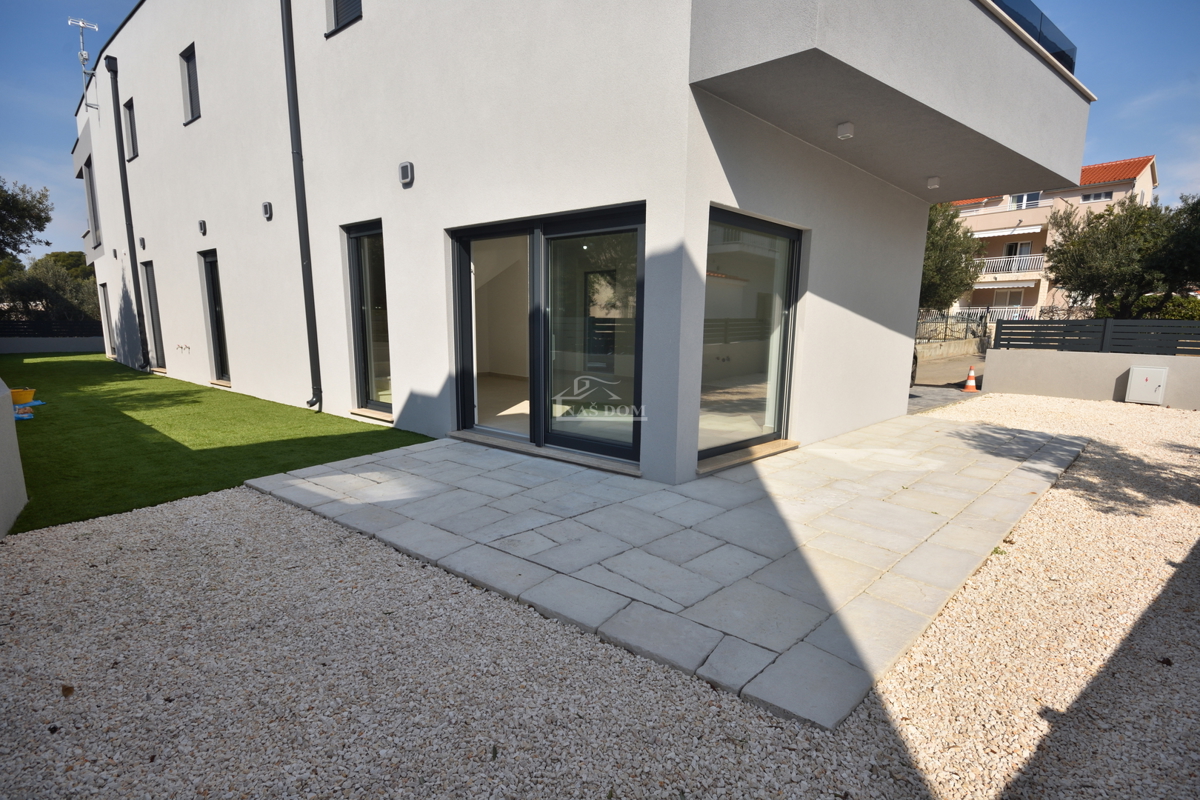 Žaborić - Doppia casa S2, a 70 m dal mare, nuova costruzione con giardino e terrazza