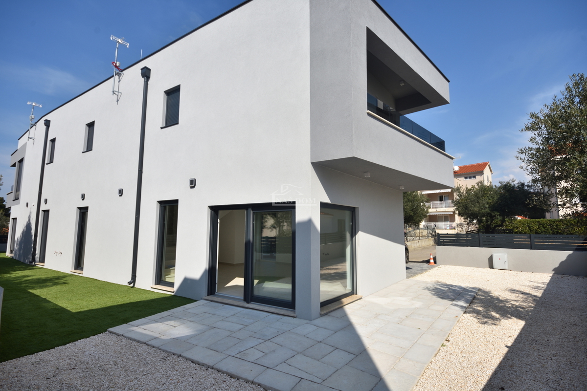 Žaborić - Doppia casa S2, a 70 m dal mare, nuova costruzione con giardino e terrazza