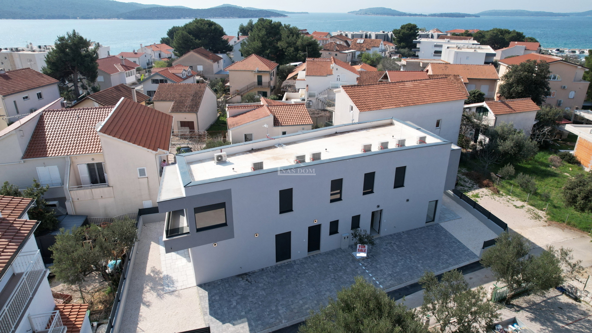 Žaborić - Doppia casa S2, a 70 m dal mare, nuova costruzione con giardino e terrazza