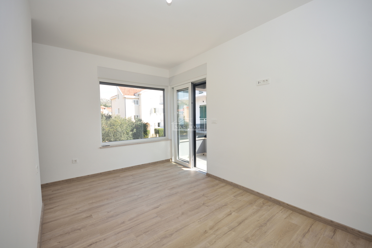 Žaborić - Doppia casa S2, a 70 m dal mare, nuova costruzione con giardino e terrazza