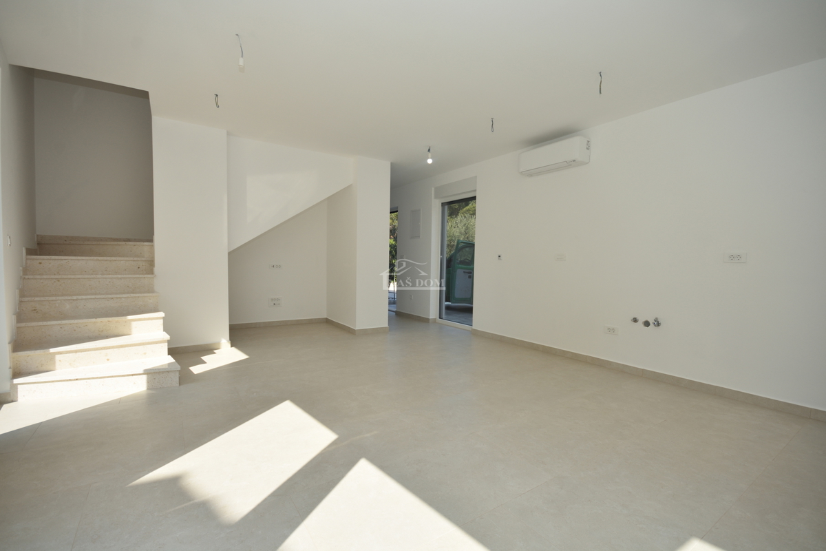 Žaborić - Doppia casa S2, a 70 m dal mare, nuova costruzione con giardino e terrazza