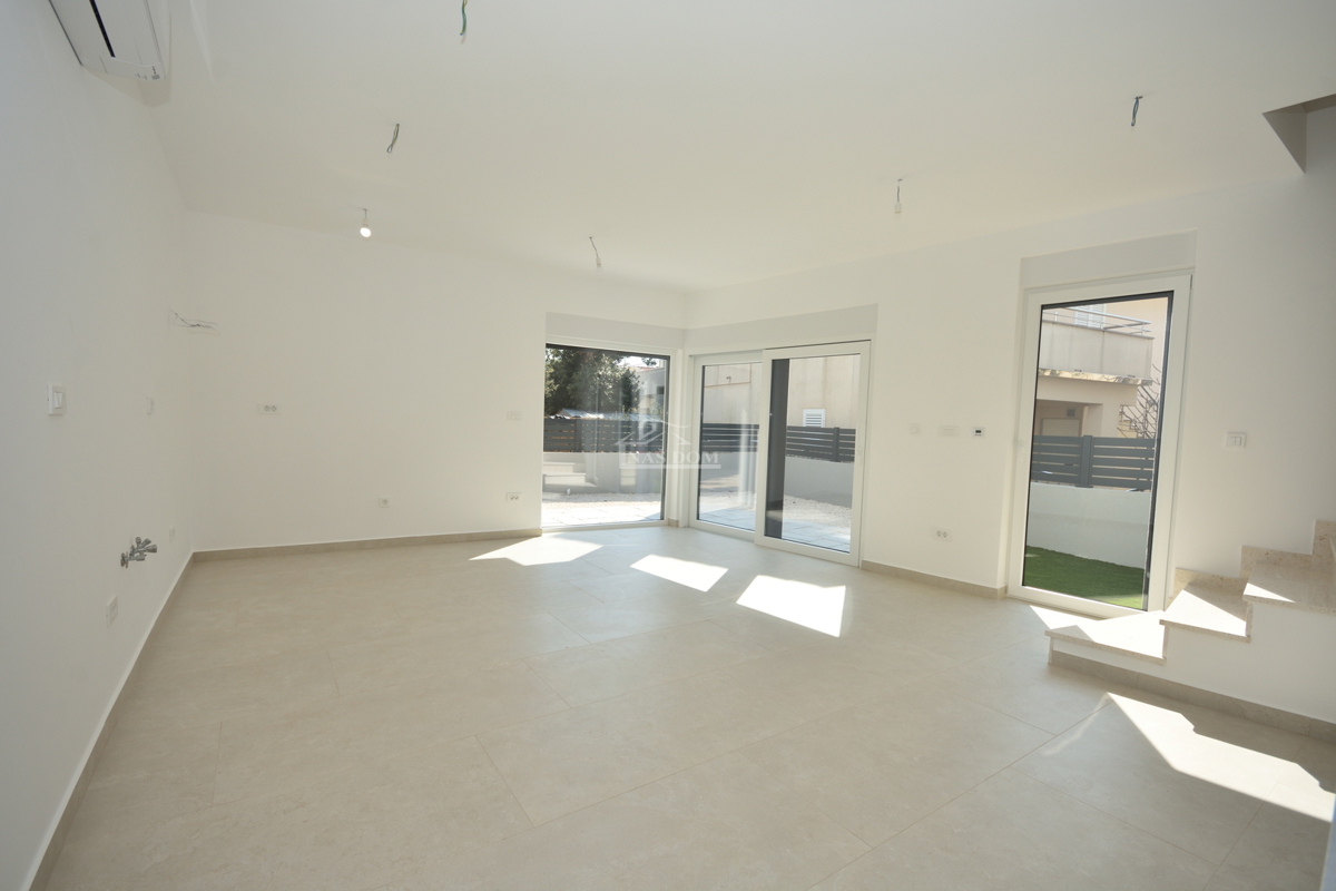 Žaborić - Doppia casa S2, a 70 m dal mare, nuova costruzione con giardino e terrazza