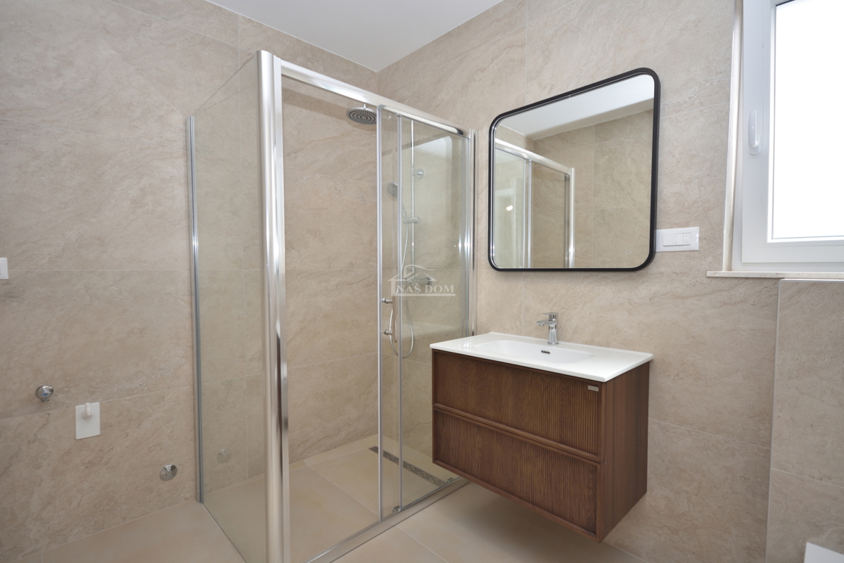 Vodice - Appartamento trilocale S2 al primo piano, ottima posizione