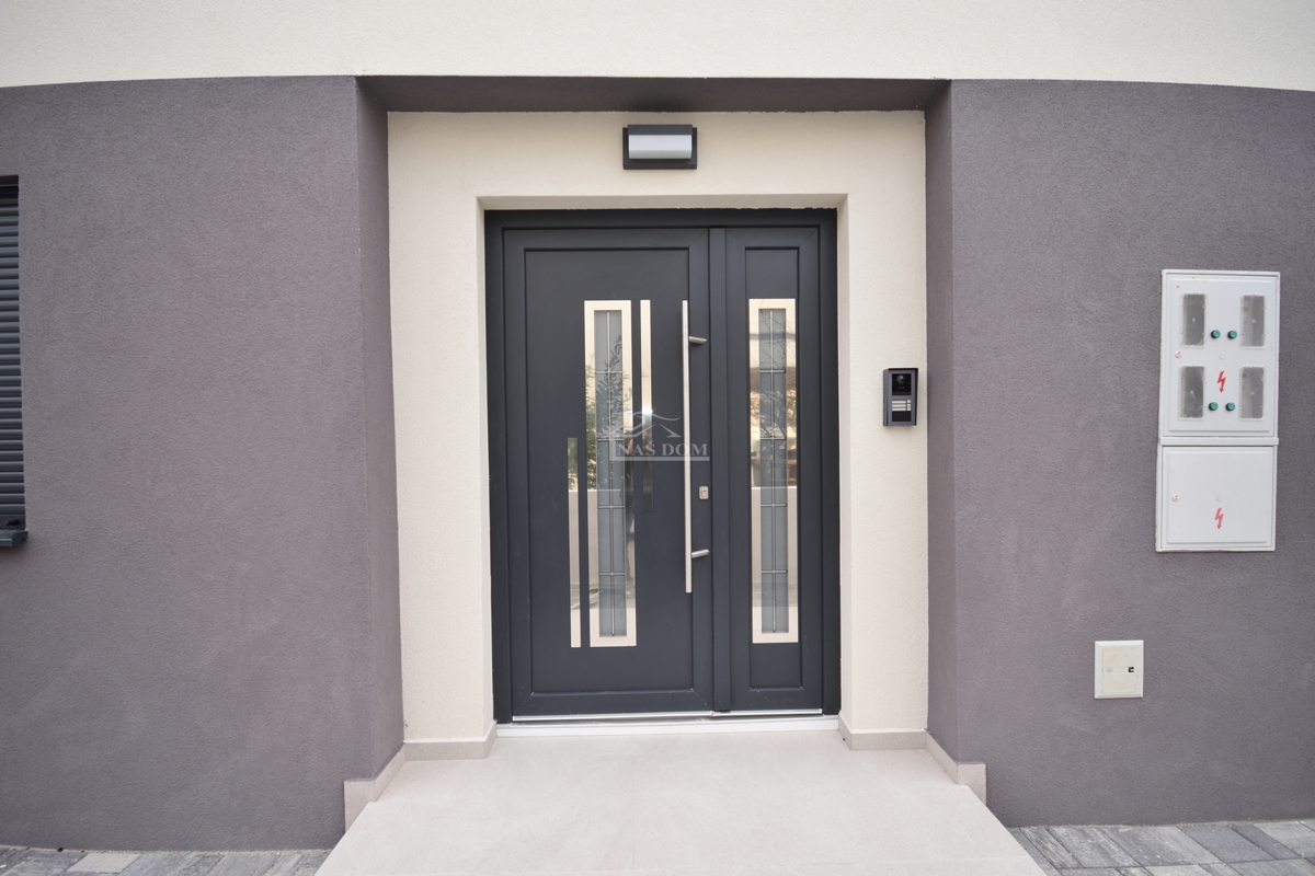 Vodice - Appartamento trilocale S2 al primo piano, ottima posizione