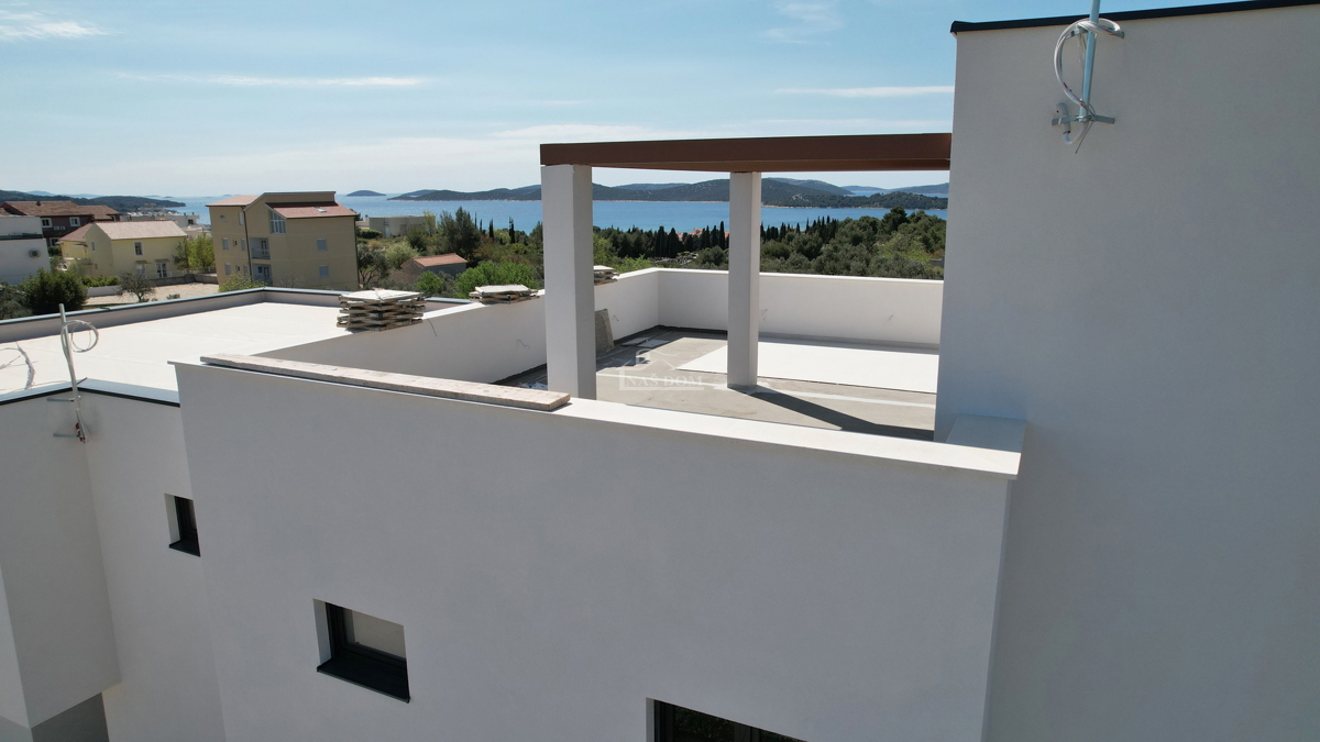 Vodice - Doppia casa S1 con piscina e terrazza sul tetto