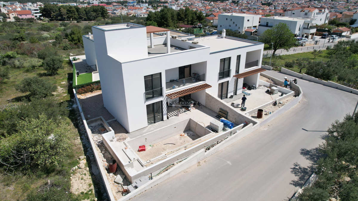 Vodice - Doppia casa S1 con piscina e terrazza sul tetto