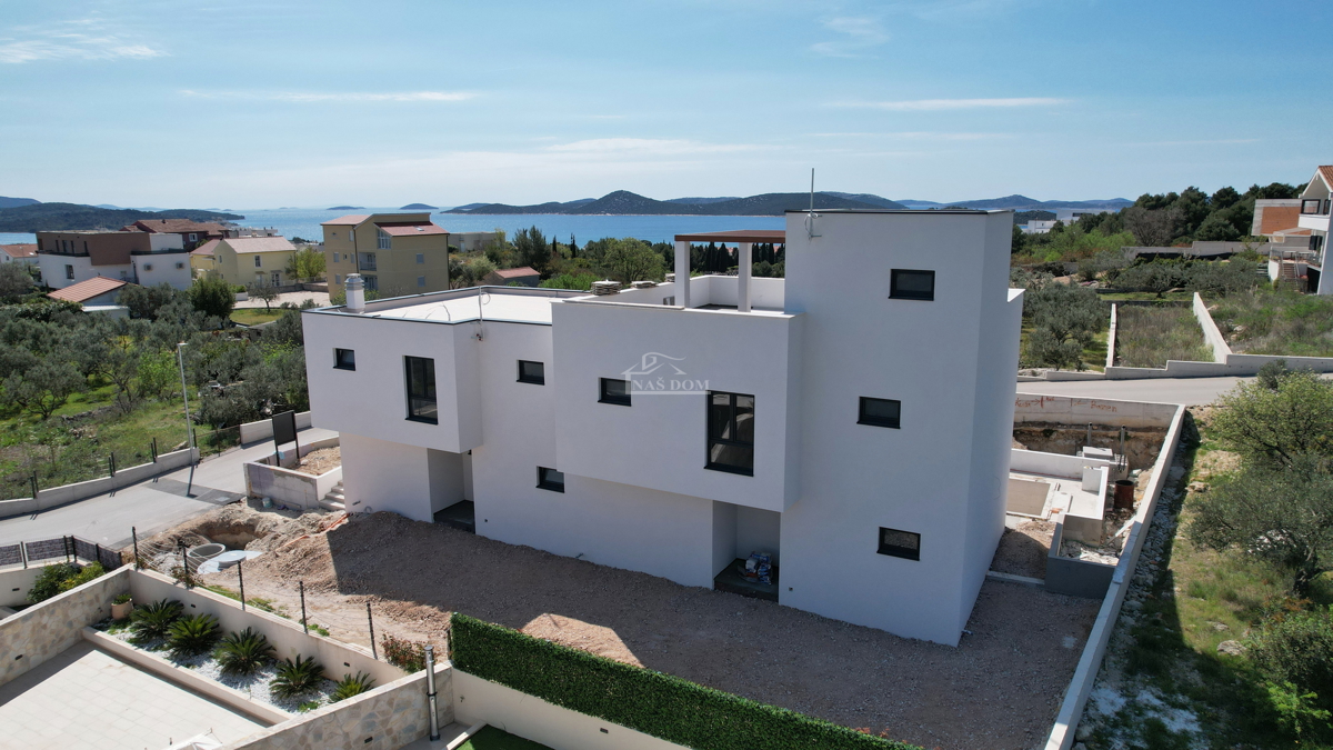 Vodice - Doppia casa S1 con piscina e terrazza sul tetto