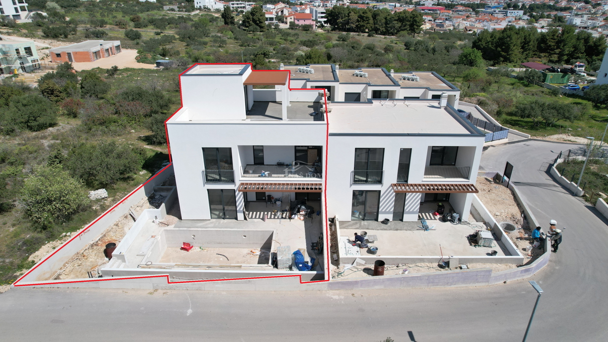 Vodice - Doppia casa S1 con piscina e terrazza sul tetto