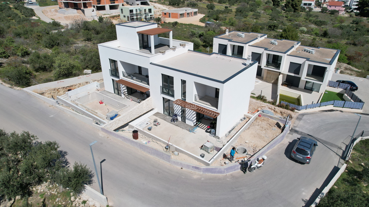 Vodice - Doppia casa S1 con piscina e terrazza sul tetto