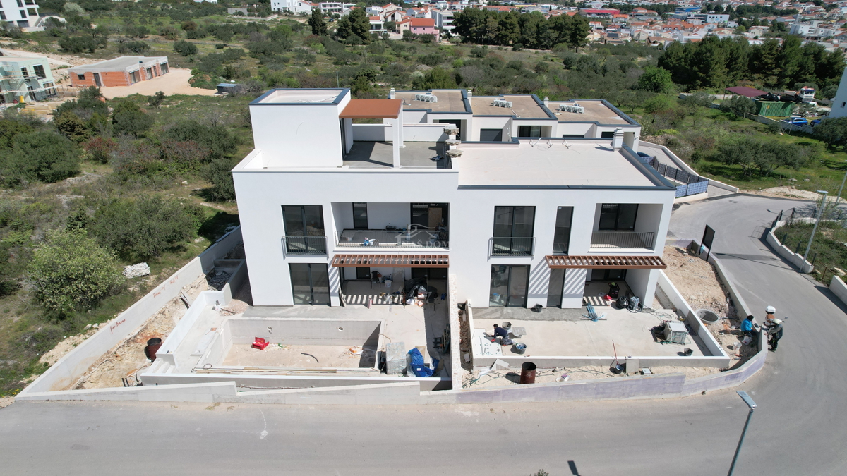 Vodice - Doppia casa S1 con piscina e terrazza sul tetto