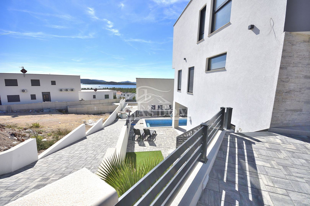 Vodice - Casa con piscina, vista mare, 600m dalla spiaggia