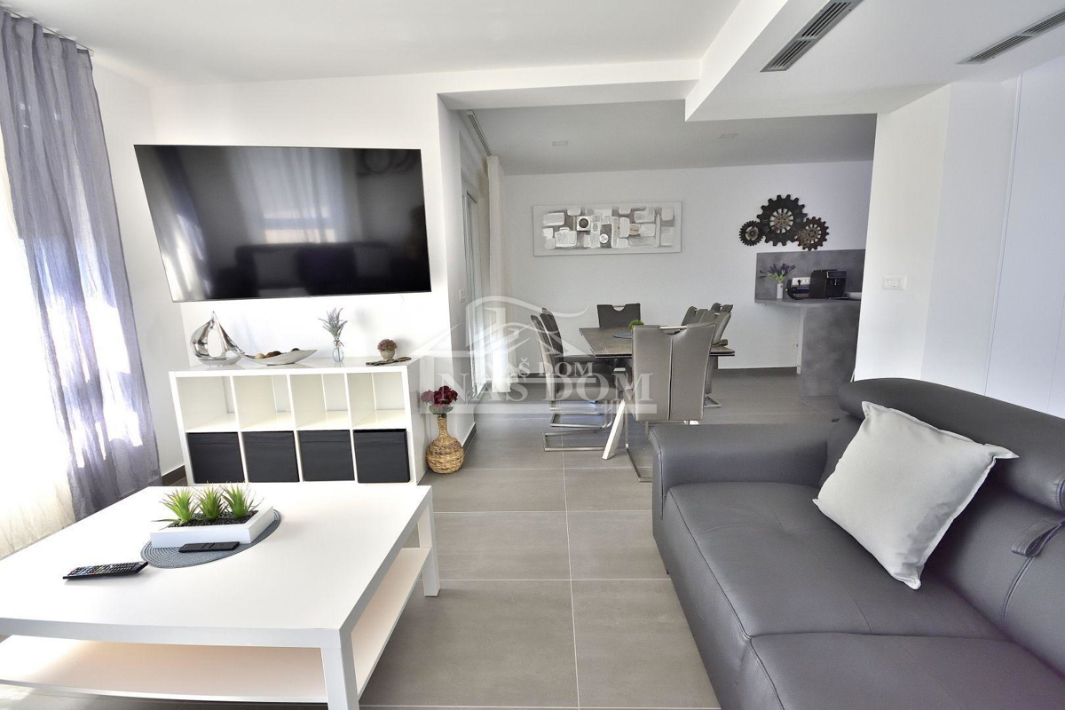 Vodice - Casa con piscina, vista mare, 600m dalla spiaggia