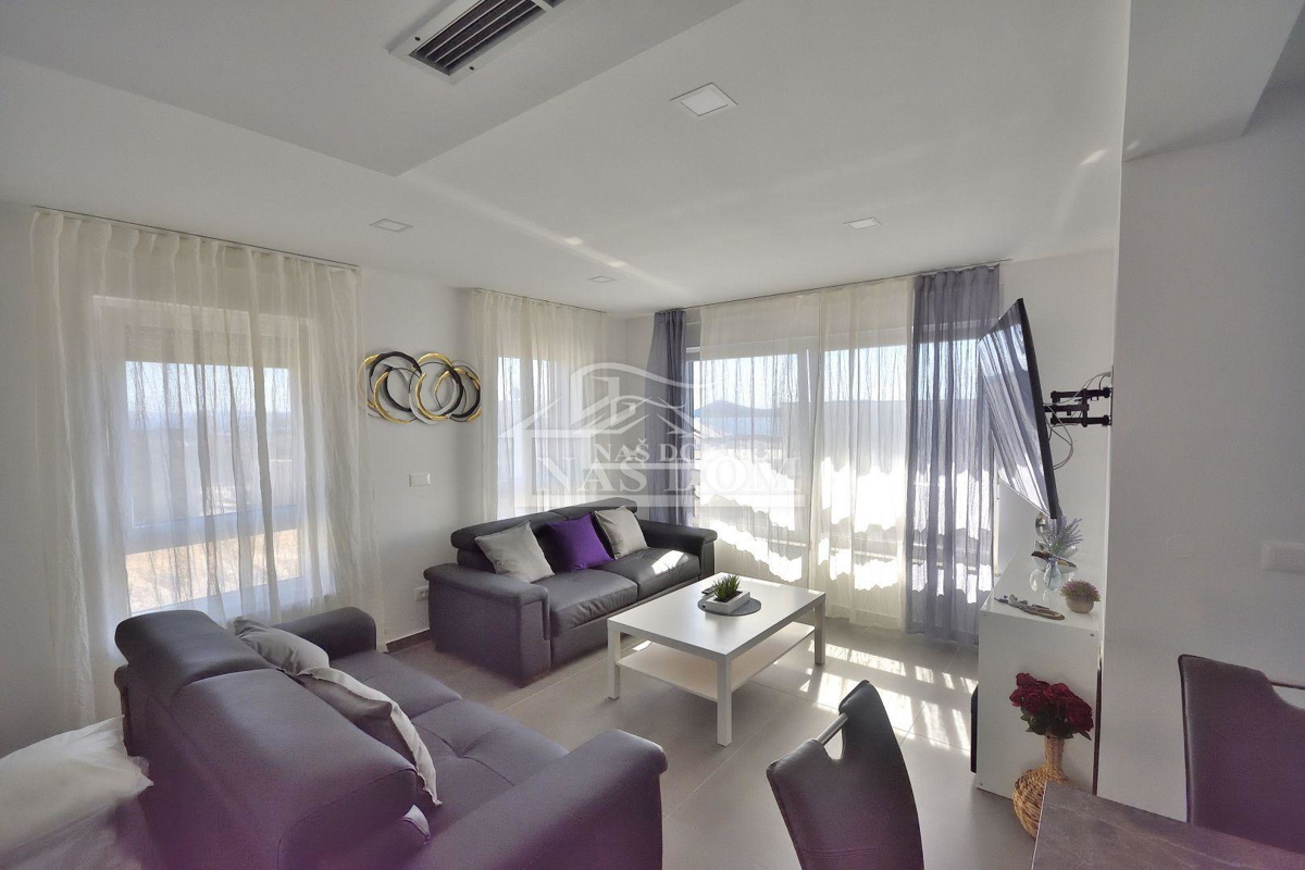 Vodice - Casa con piscina, vista mare, 600m dalla spiaggia