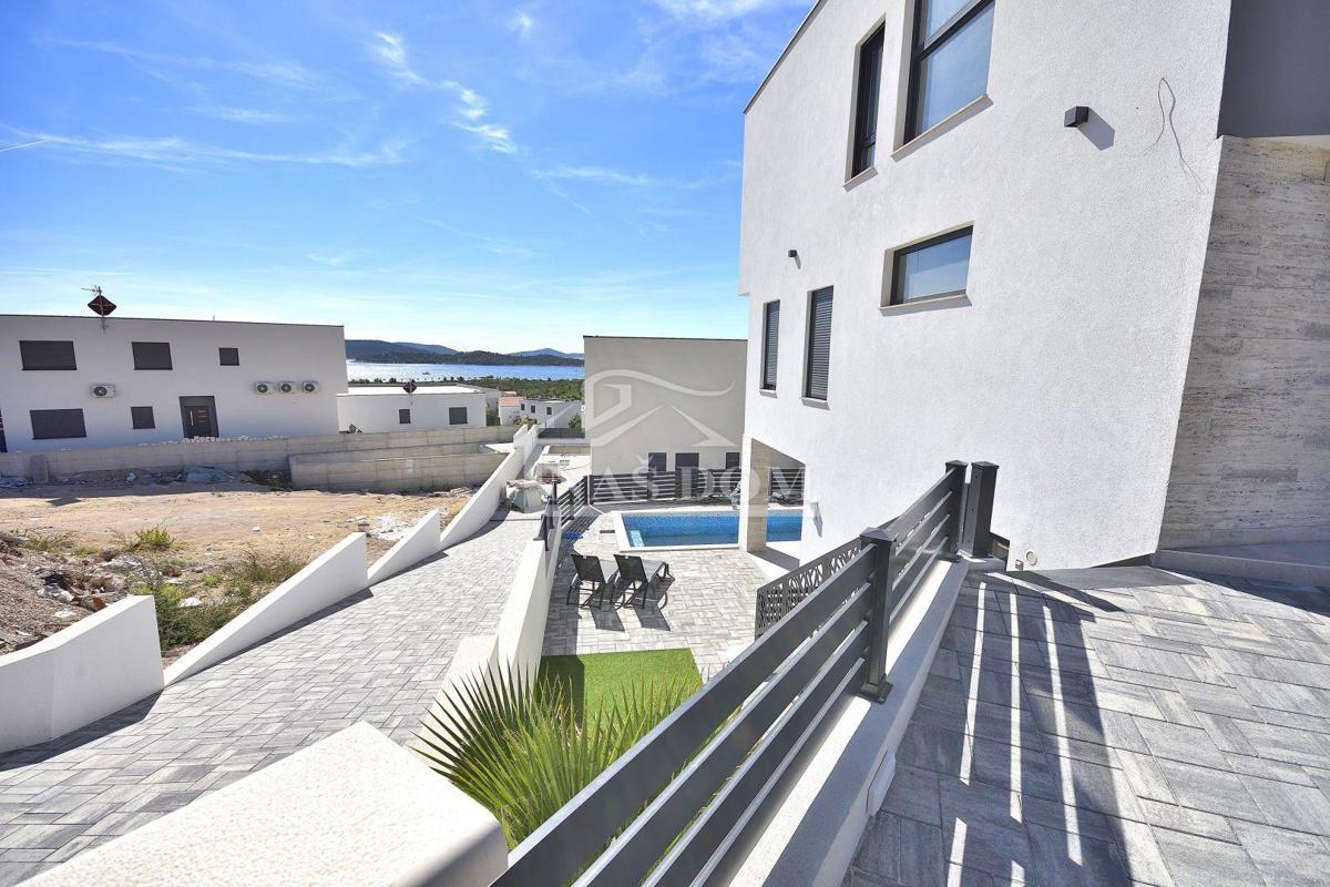 Vodice - Casa con piscina, vista mare, 600m dalla spiaggia