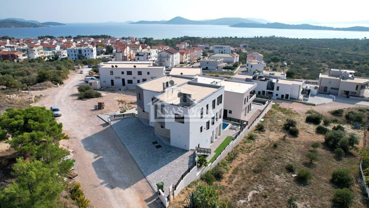 Vodice - Casa con piscina, vista mare, 600m dalla spiaggia