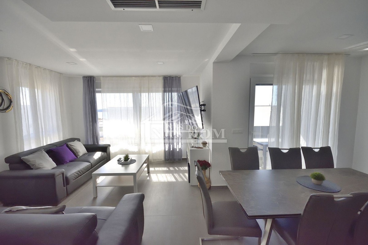 Vodice - Casa con piscina, vista mare, 600m dalla spiaggia