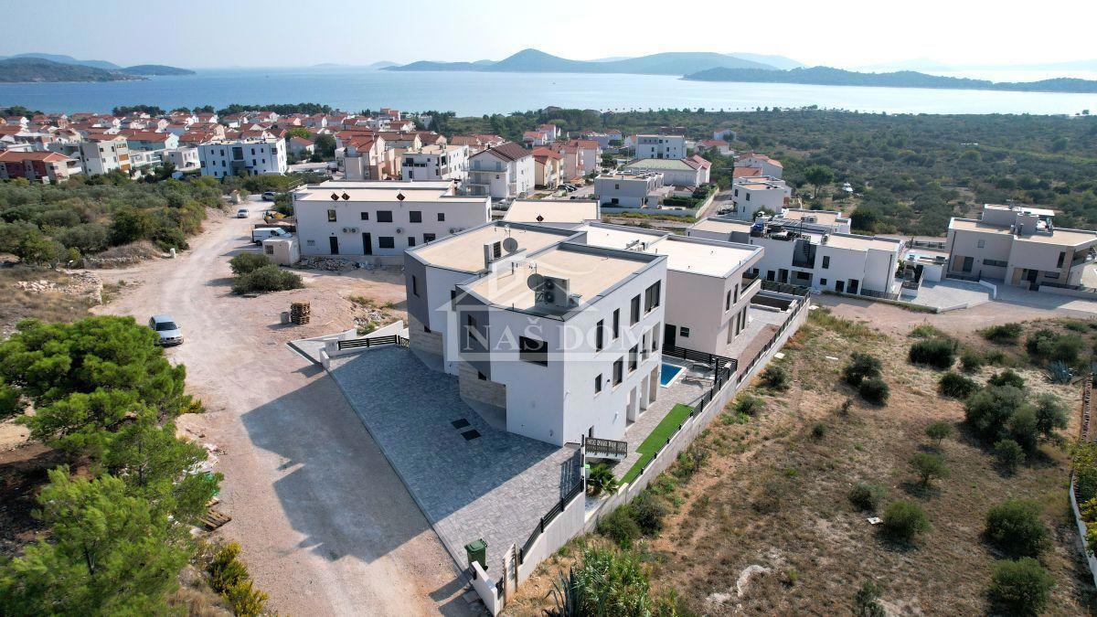 Vodice - Casa con piscina, vista mare, 600m dalla spiaggia